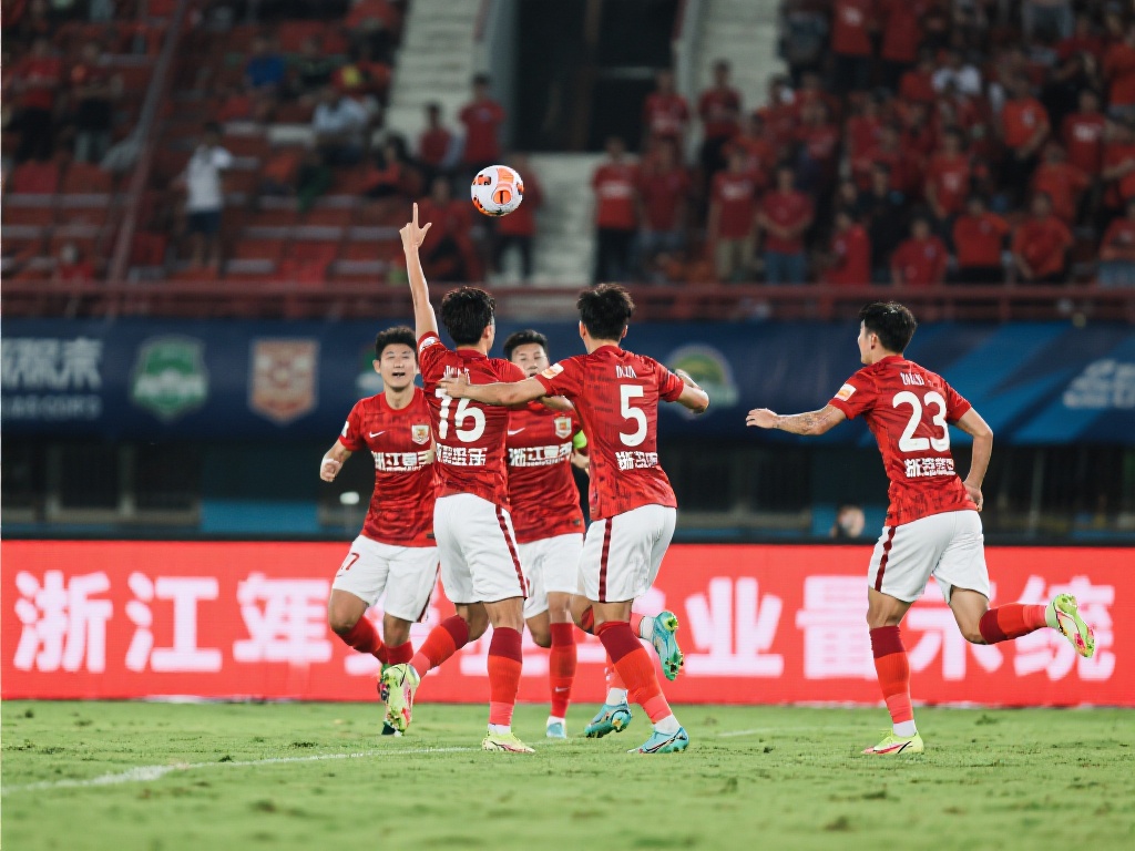 “五场五球显神威，浙江主场力克亚泰”